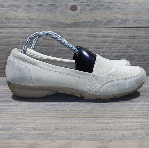 Skechers Career Interview Flat Suede Shoes Womens Size 10 Cream - Picture 1 of 10